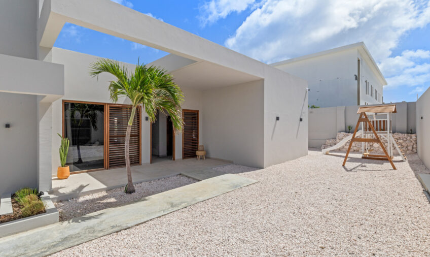 Villa - voorzijde buiten ingang incl. speeltoestel